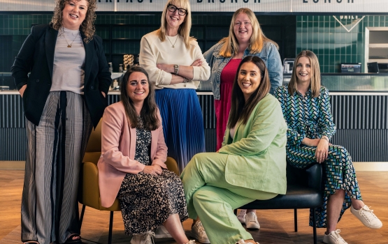 组六个女性——我们的商店经理”loading=